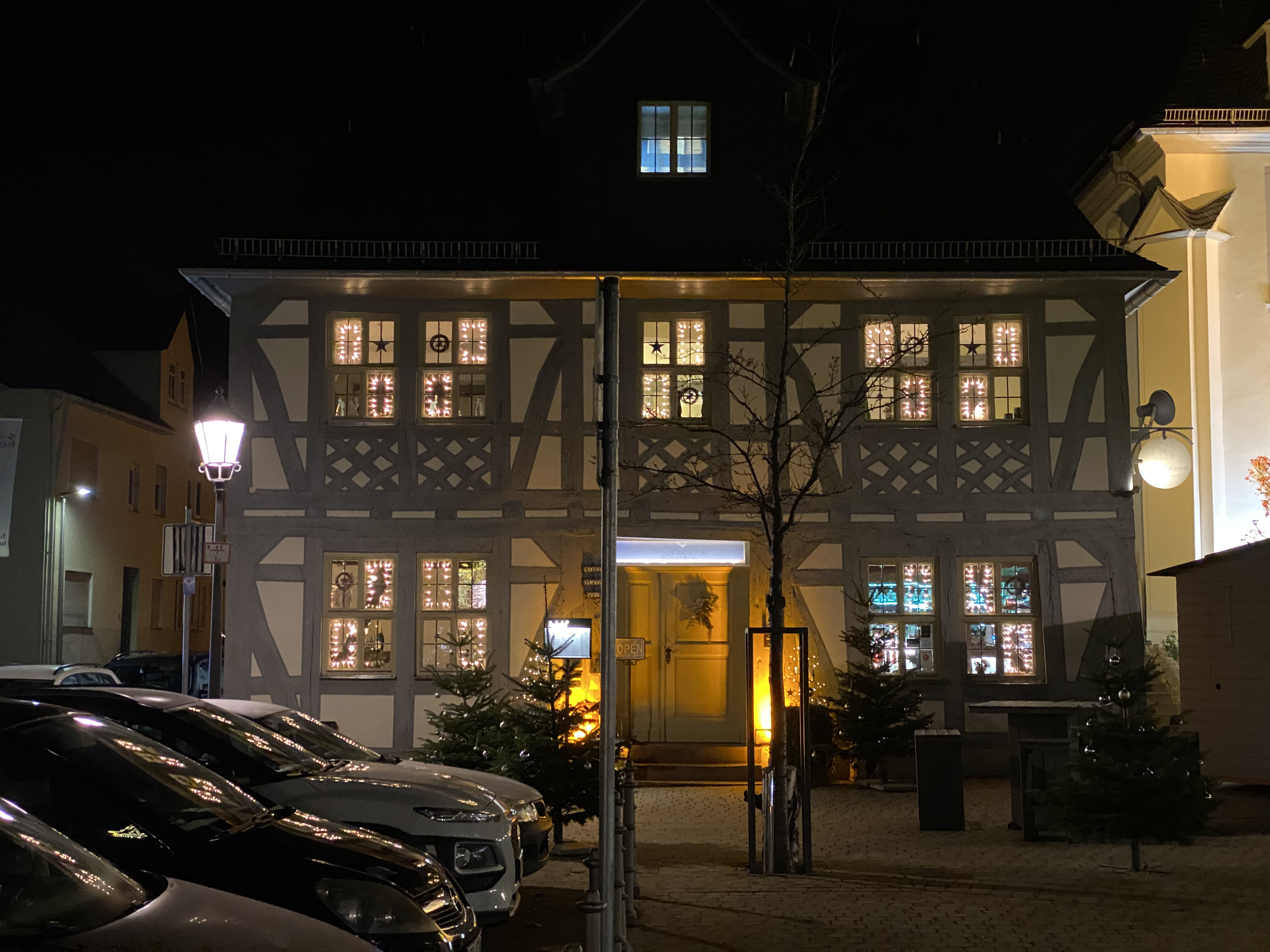 Uwe & Uli Restaurant – Winter mit weihnachtlicher Beleuchtung